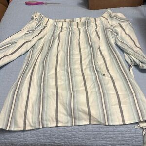 NWOT Daytrip off the shoulder striped top. Sz L.